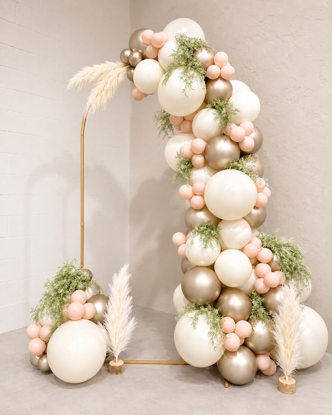 Arco orgánico boho con pampas grass